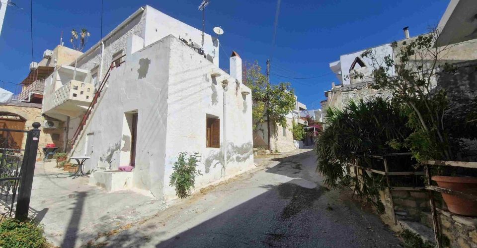 BUILDING WITH TWO APARTMENTS FOR SALE IN PITSIDIA