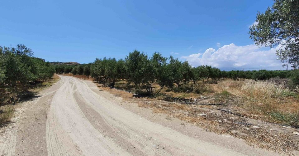 LAND PLOT 2.000 m² FOR SALE IN KAMILARI (WITH TWO BUILDING PERMITS)